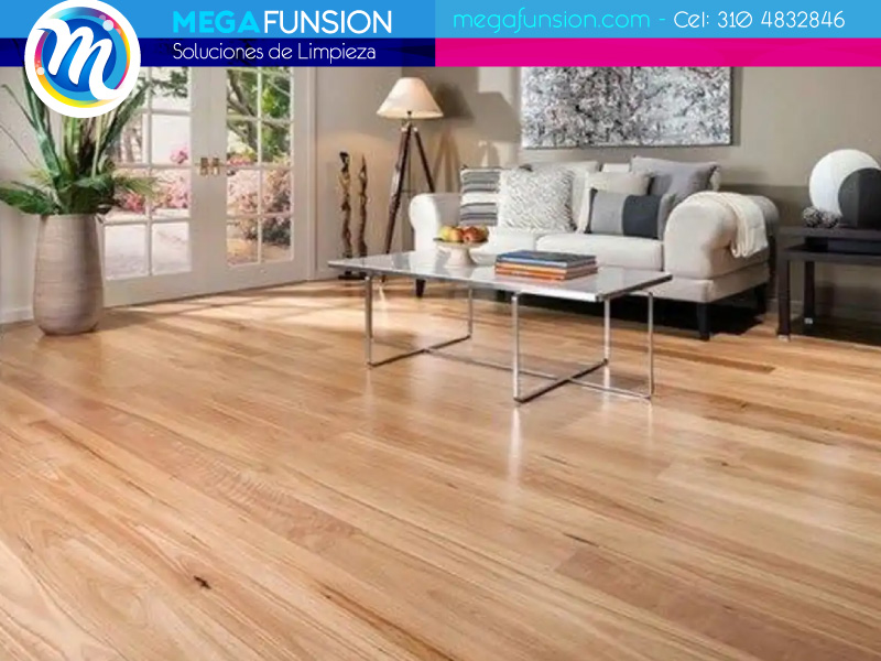 Brillado profesional de piso laminado en apartamento Bogotá