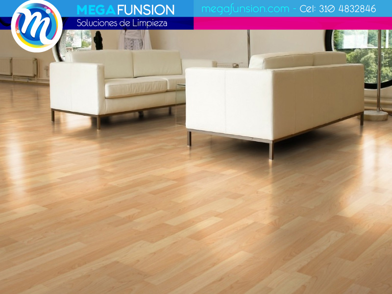 Mantenimiento de piso laminado en sala de estar