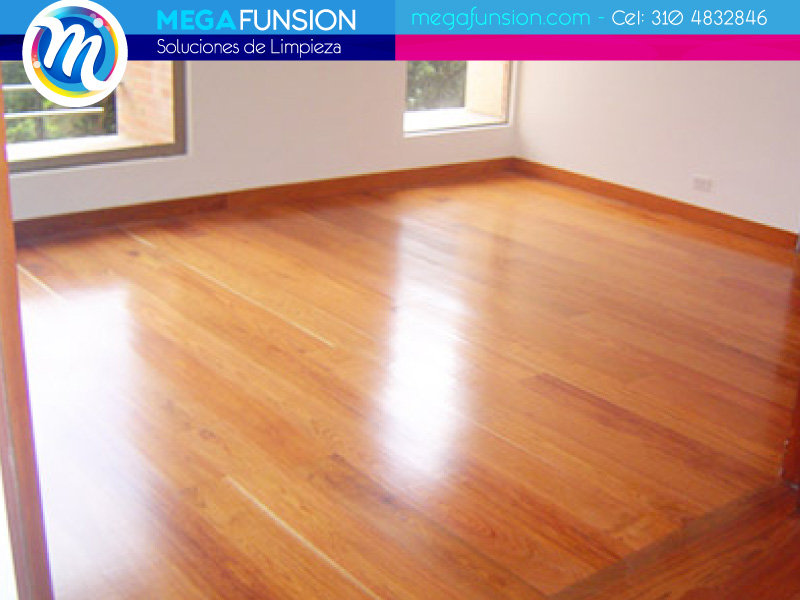 Brillado de piso flotante en habitación principal