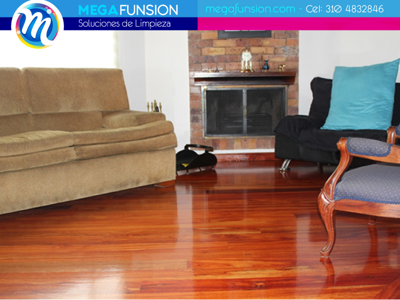 Limpieza profunda de piso laminado en local comercial