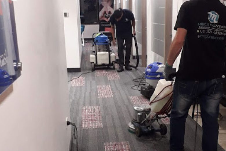 Equipo de lavado de alfombras en corredor de oficina en Sogamoso