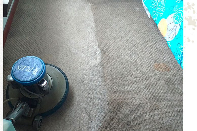 Máquina rotativa limpiando alfombra en Sogamoso