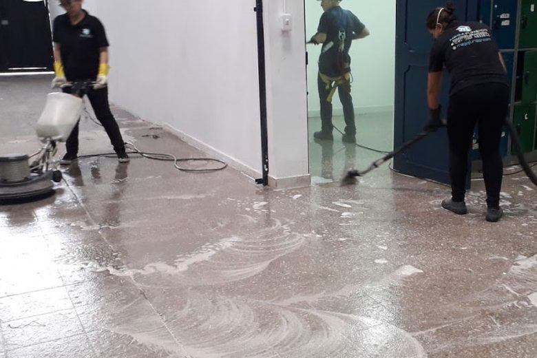 Personal lavando piso y moqueta de oficina en Sogamoso