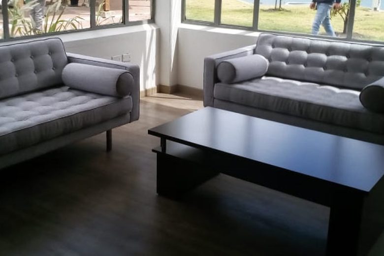 Sofás grises de sala limpios en Sogamoso