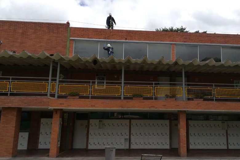 Trabajo en altura sobre fachada de ladrillo en Sogamoso